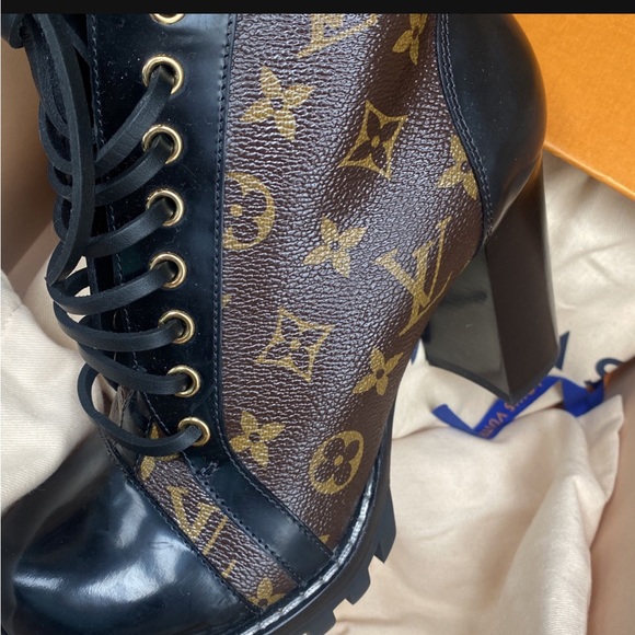 Louis Vuitton boots in box comes with extra laces - Picture 2 of 2
